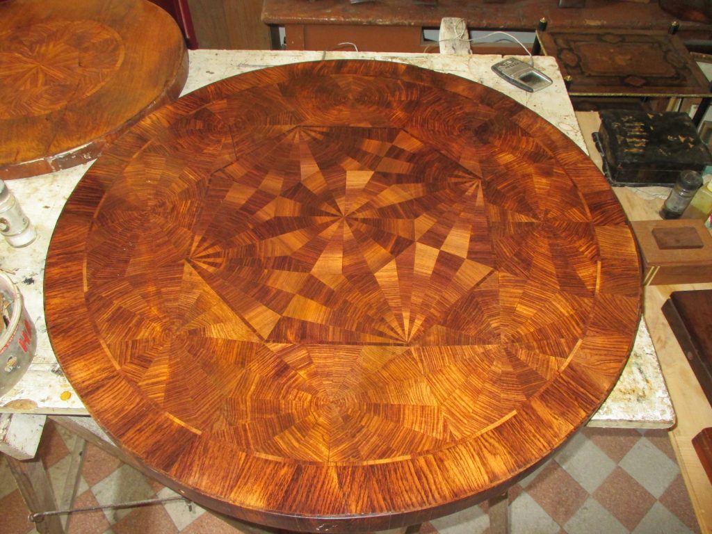 greffe de palissandre de Madagascar et réduction de fente sur une table art déco.